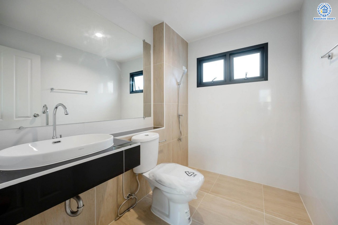 บ้านเดี่ยวมือสอง ตกแต่งใหม่ โครงการ ศศิธร บางบอน3 รองรับทุกความสุข เนื้อที่ 65.3 ตร.ว. ฟังก์ชัน 3 ห้องนอน 3 ห้องน้ำ 1 ห้องอเนกประสงค์ จอดรถได้ 2 คัน บนทำเลเดินทางสะดวก ใกล้รถไฟฟ้าสายสีน้ำเงิน "สถานีหลักสอง" และจุดขึ้นทางด่วน "พระราม2" และ The Mall บางแค